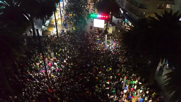 Miles de aficionados se congregaron en el Ángel de la Independencia para celebrar el triunfo de la Selección Mexicana; la alta concentración de personas derivó en un saldo fatal de tres fallecidos. Foto: Gobierno de la CDMX