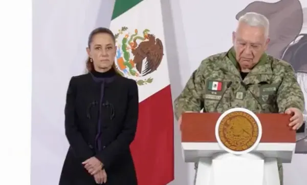 El General Ricardo Trevilla Trejo, secretario de la Defensa Nacional, se quebró en llanto al dar el pésame a las familias de los 27 elementos caídos durante el operativo contra El Mencho. Foto: Gobierno de México
