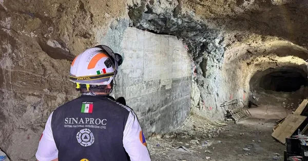 Personal de rescate y elementos de la Sedena en las inmediaciones de la mina Santa Fe en Sinaloa.