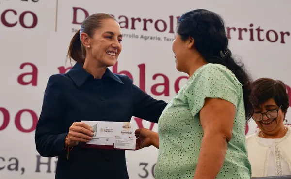 La presidenta Claudia Sheinbaum Pardo durante la entrega de apoyos a familias de Hidalgo afectadas por la vaguada monzónica de 2025