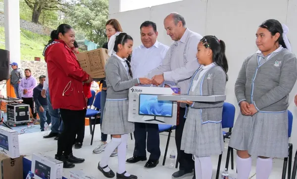 El secretario de Educación Pública de Hidalgo, Natividad Castrejón Valdez, encabezó la entrega de mobiliario, equipo de cómputo y mejoras de infraestructura en beneficio de la niñez de la Sierra Gorda. Foto: Cortesía
