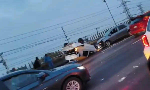Un tráiler y tres vehículos particulares protagonizaron una fuerte carambola y volcadura en la autopista México-Pachuca, a la altura de San Pedro Xalostoc, Ecatepec, provocando el cierre parcial de la vía con dirección a la CDMX. Foto: Captura de pantalla