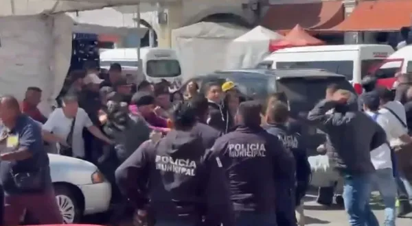 Comerciantes del centro de Pachuca protagonizaron una riña presumiblemente por los espacios para la venta.
