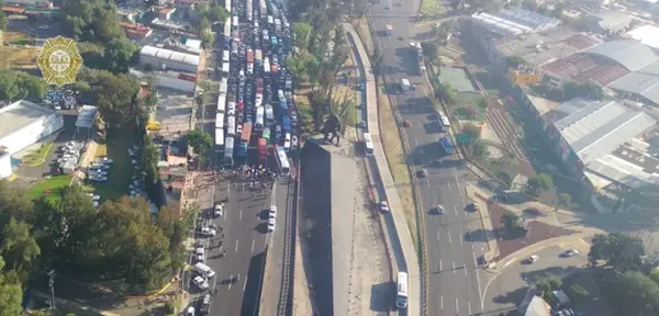 Dueños de empresas purificadoras de agua y piperos bloquean la autopista México-Pachuca, a altura del Vigilante, así como otros accesos a la capital del país. Foto: OVIALCDMX