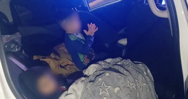 Policías Municipales de Ecatepec Sector 19 lograron poner a salvo a dos niños de 4 y 3 años que deambulaban solos por el Bulevar de los Aztecas. Foto: Dirección General de Seguridad Ciudadana y Tránsito Municipal de Ecatepec
